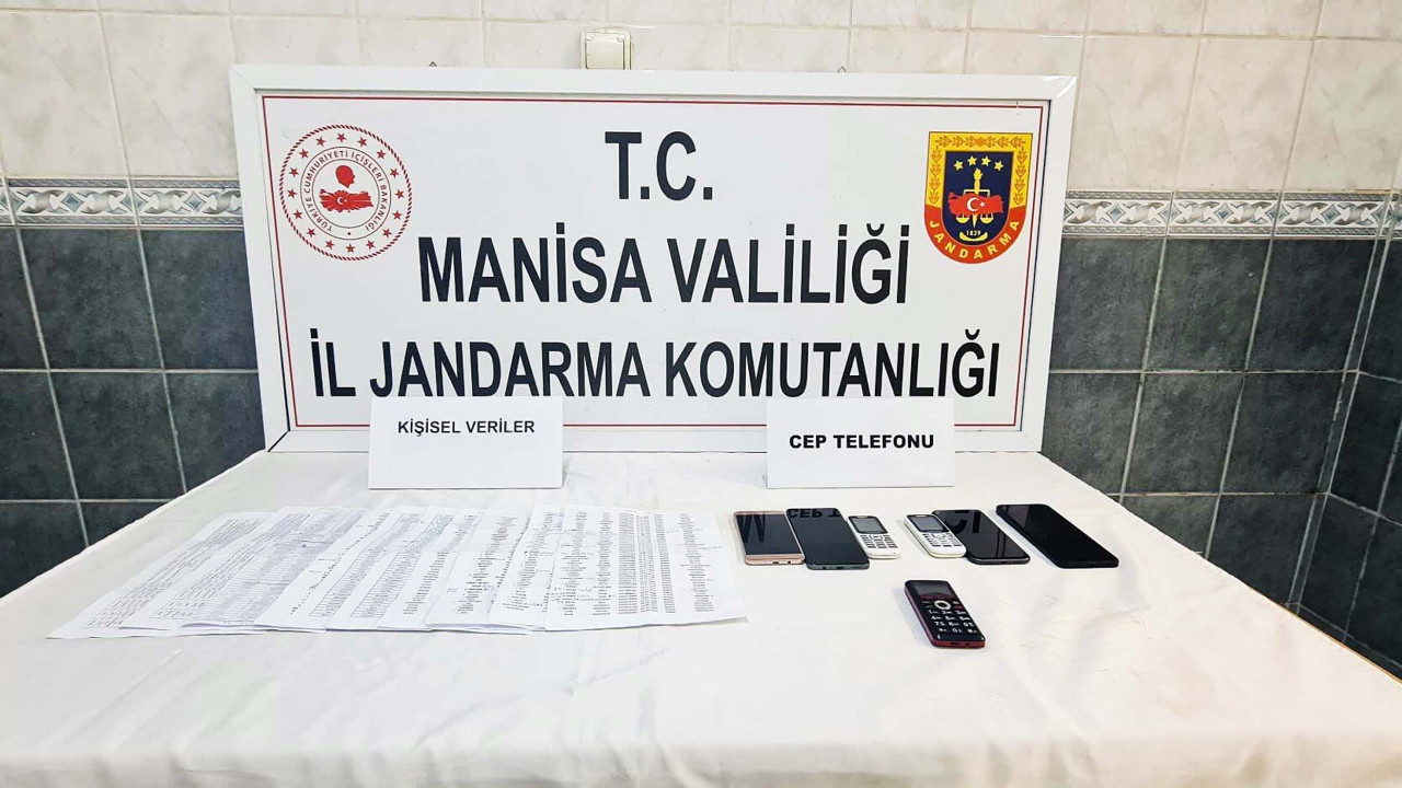 Jandarma durdurdu, üzerlerinden binlerce kişinin verisi çıktı