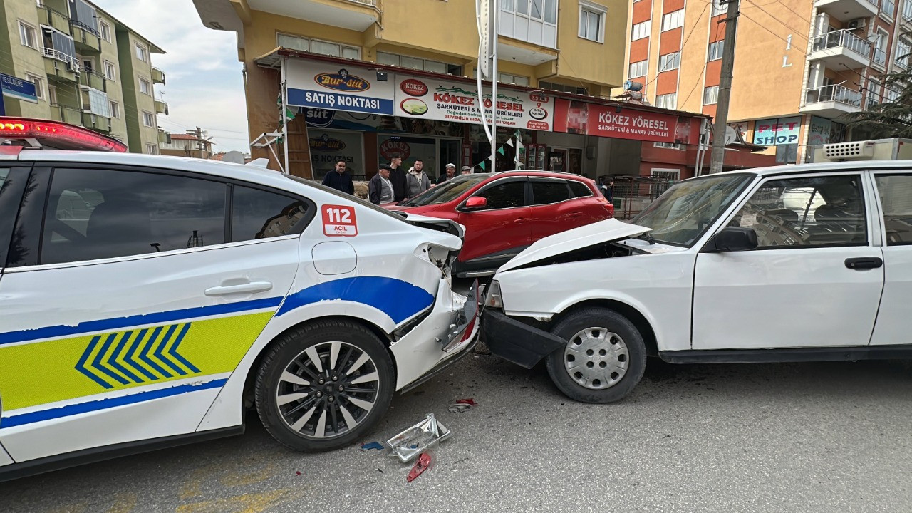 Yayaya yol veren polise arkadan çarptı