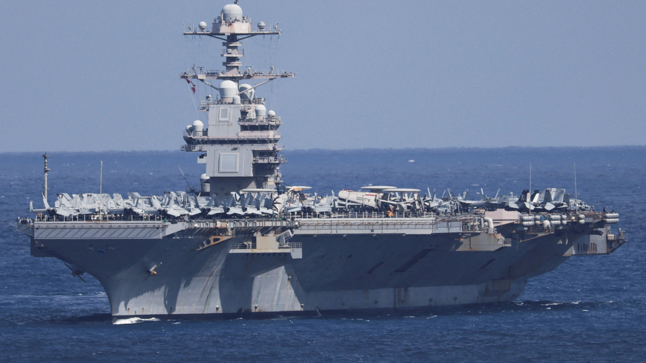 Dünyanın en büyük uçak gemisinde yangın çıktı, rotayı Girit'e kırdı