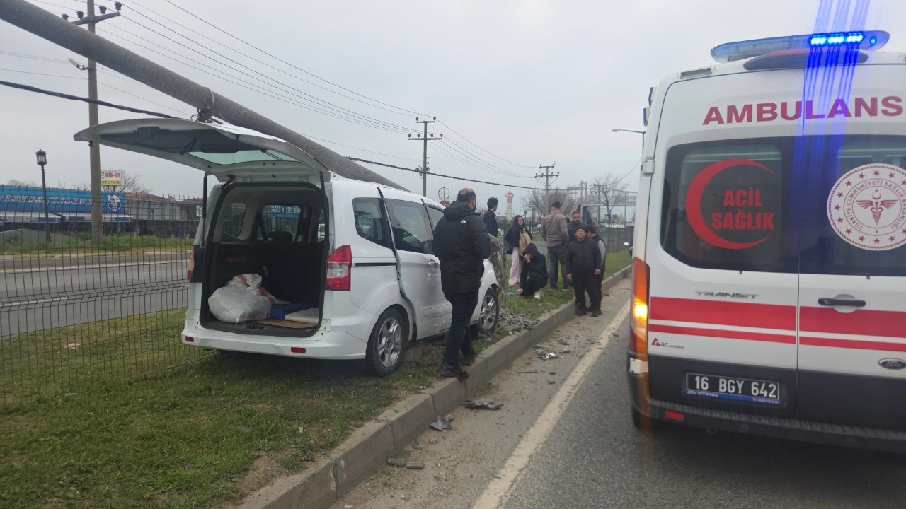 Hafif ticari araç refüjdeki aydınlatma direğine çarptı: 2 yaralı