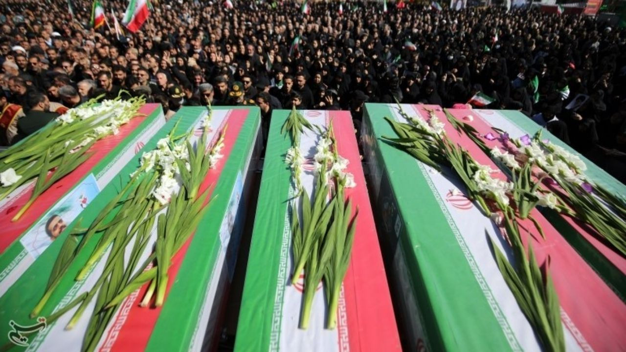 İranlılar üst düzey ismi son yolculuğuna uğurladı