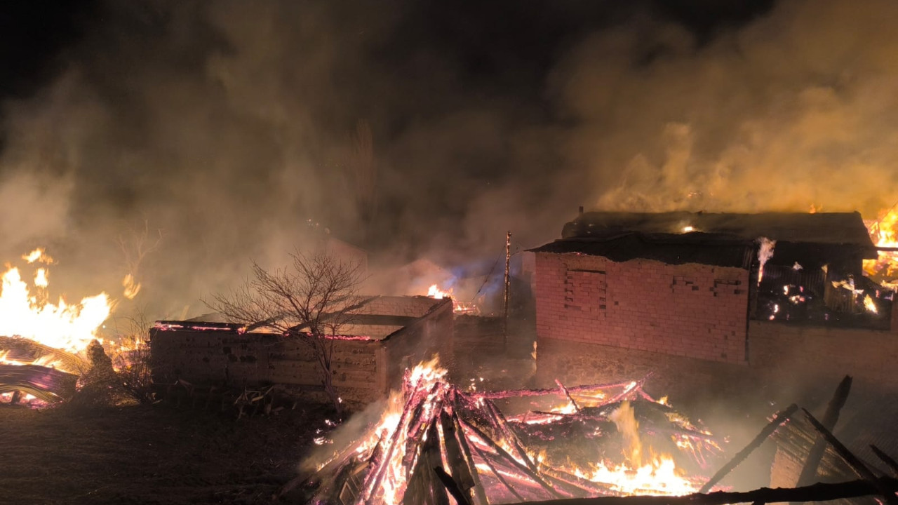 Kıvılcım köyü yaktı 4 ev ve 8 samanlık kül oldu