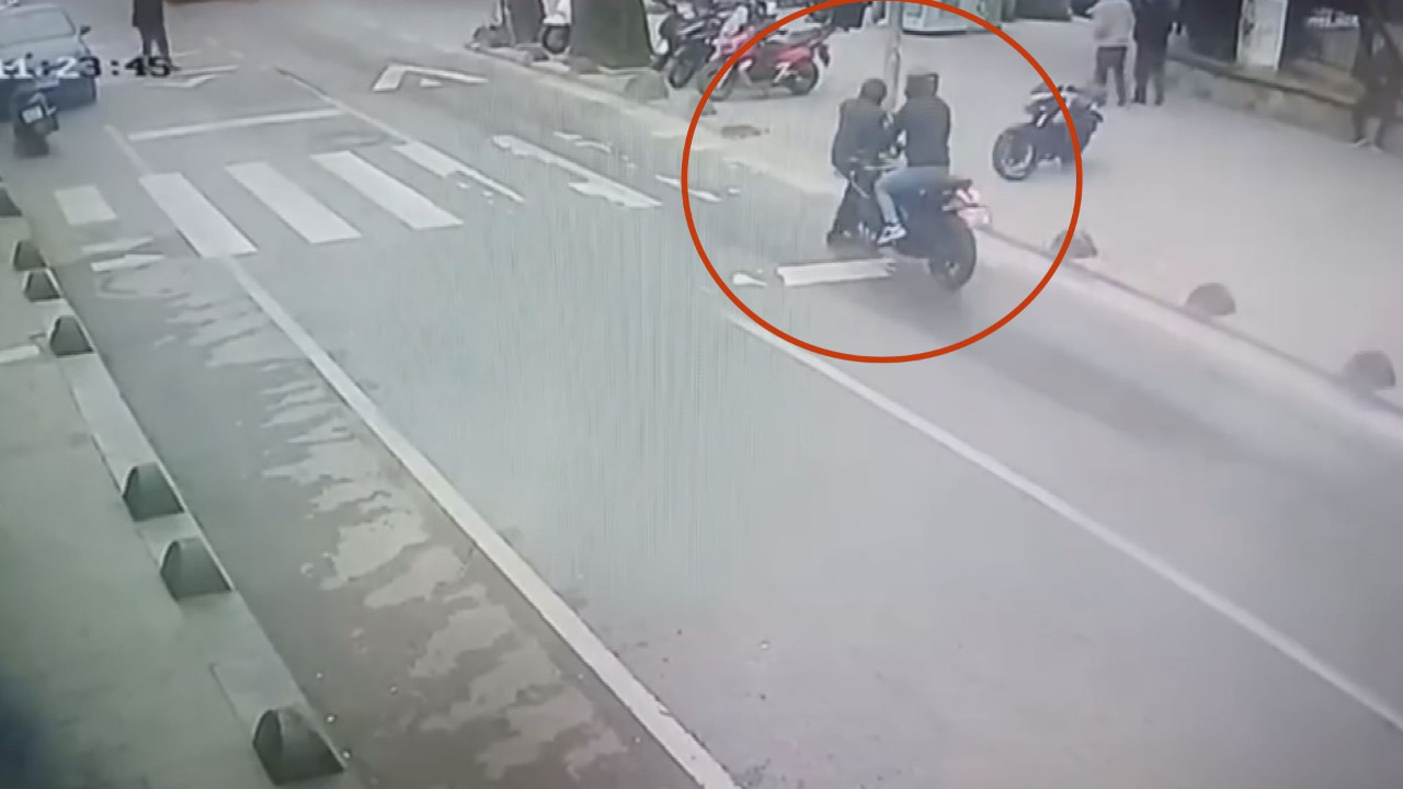 Yaya geçidinde motosiklet çarptı 74 yaşındaki adam yaralandı