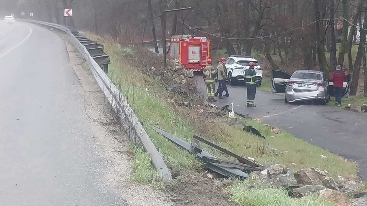 Bariyerleri aşan otomobil alt yola düştü: 4 yaralı