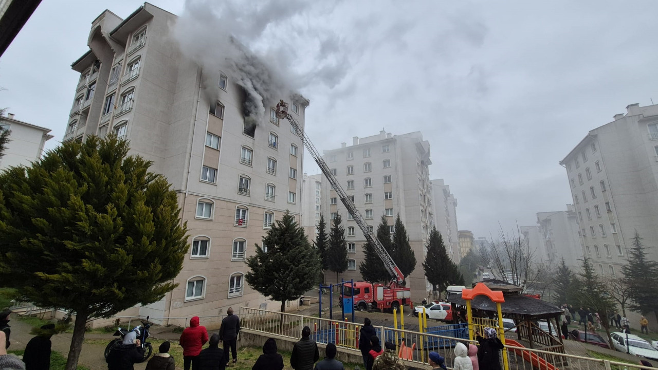 Dumanı görenler kaçtı: Apartman tahliye edildi