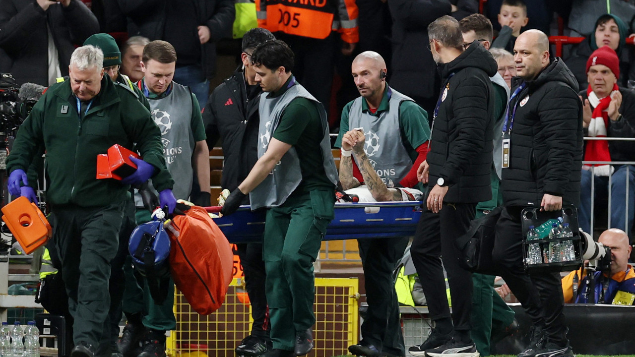 Galatasaray'da korkutan sakatlık: Osimhen'in yerine girdi, sahayı sedyeyle terk etti