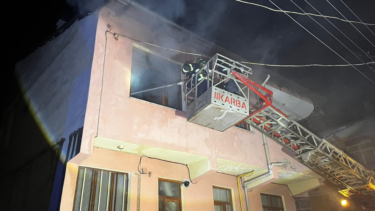 Gece yarısı korkutan patlama: Evde yangın çıktı 1 yaralı