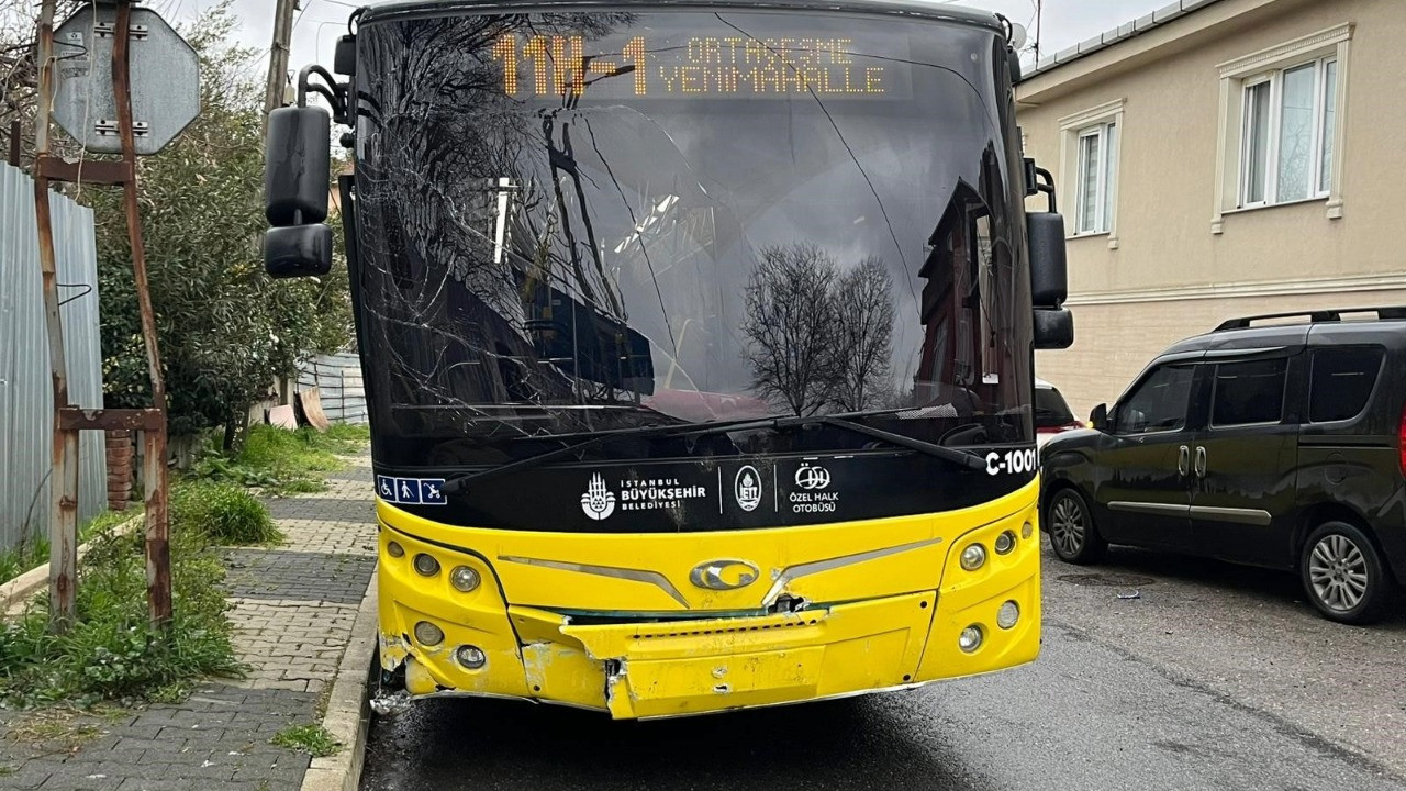 İETT otobüsü kaldırıma çarptı: 4 yaralı