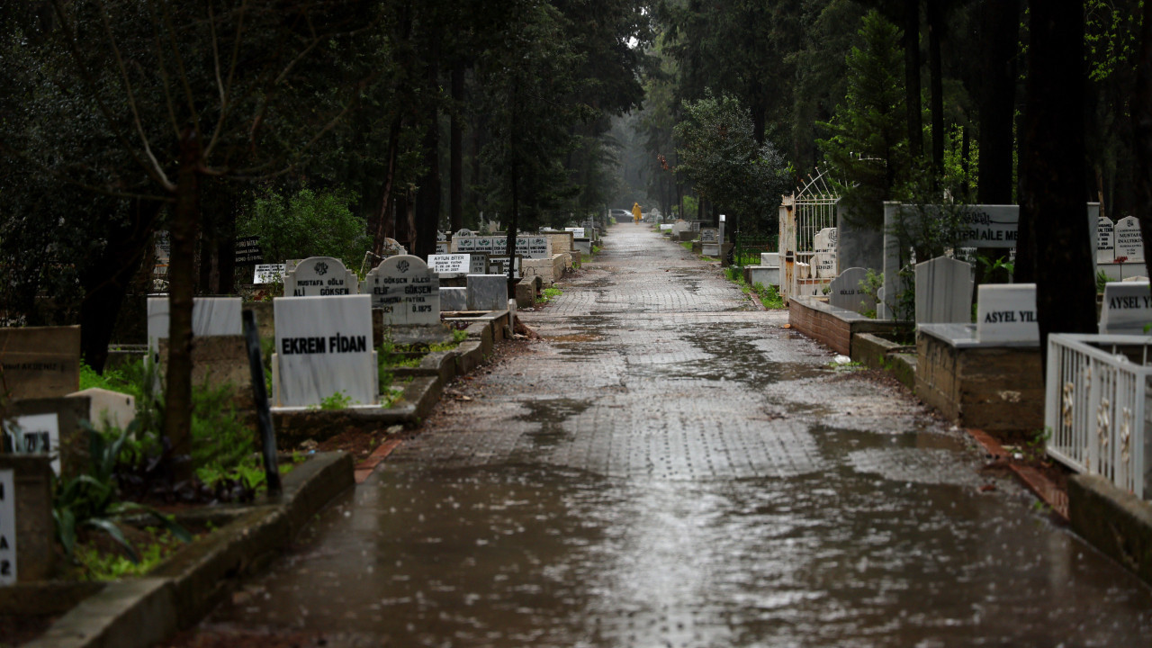Şiddetli yağış nedeniyle arife günü mezarlıklar boş kaldı