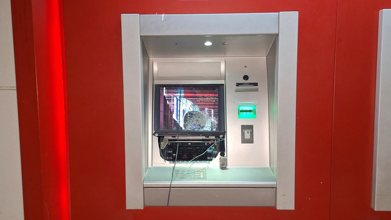 Sinirlerine hakim olamadı, ATM'yi yumrukladı