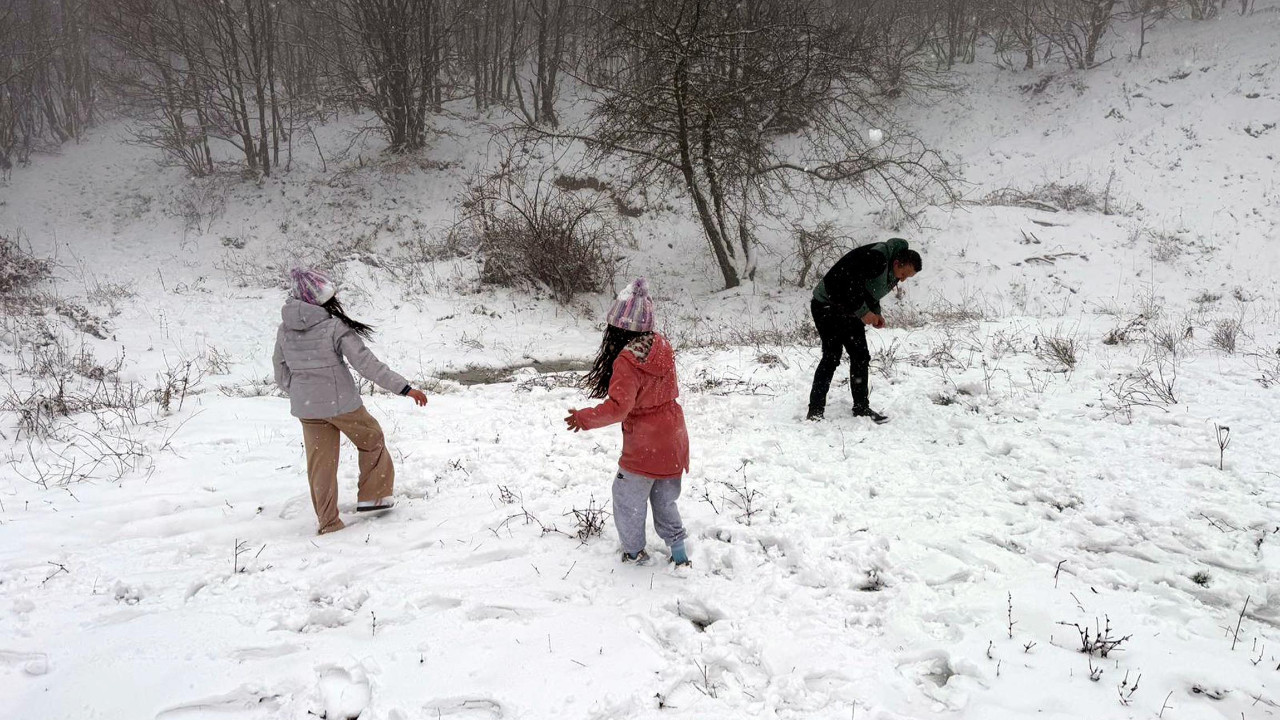 Bahar yerini kara bıraktı: Kar kalınlığı 10 santimetreye ulaştı