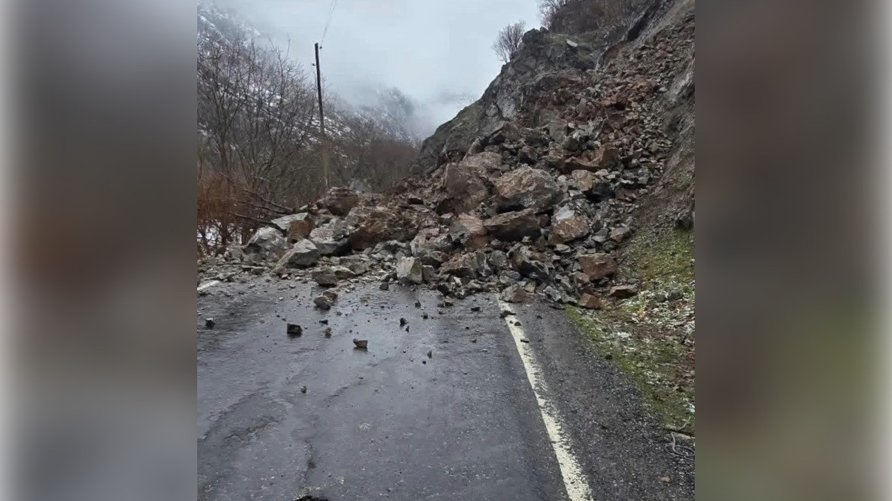 Dağdan kopan kayalar yolu kapattı