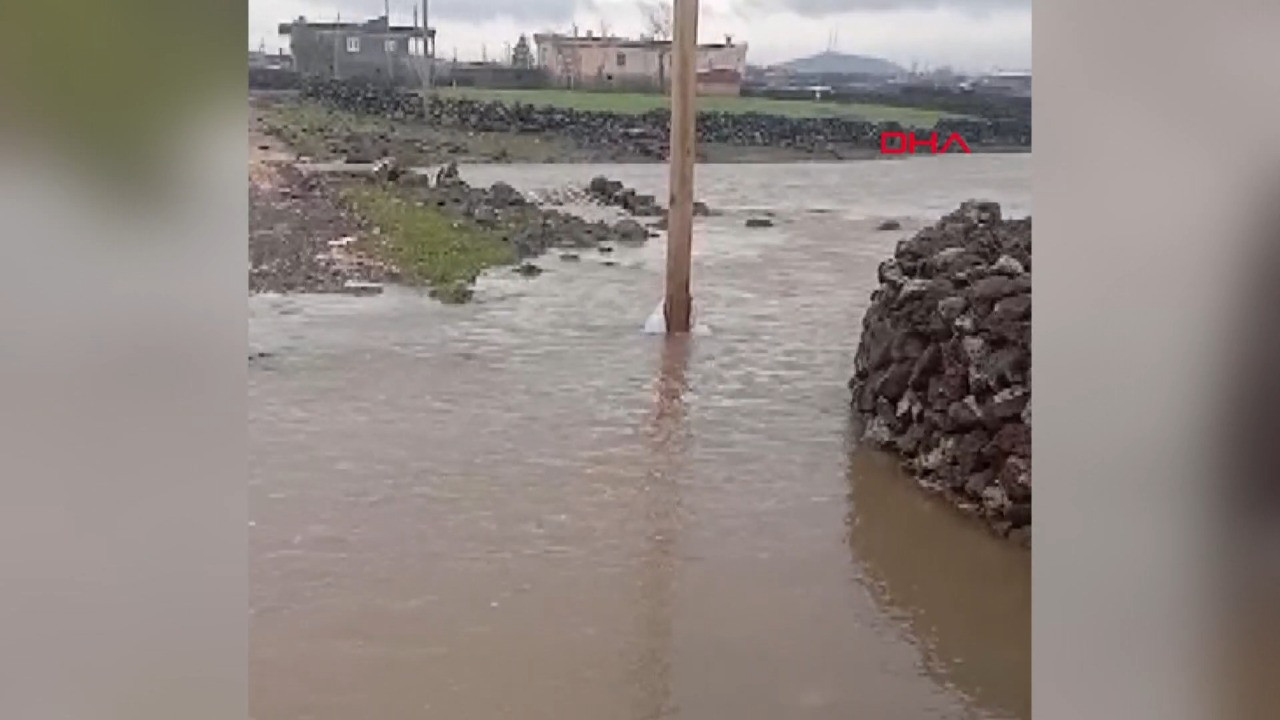 Diyarbakır’da sağanak sonrası dere taştı: Yol su altında kaldı