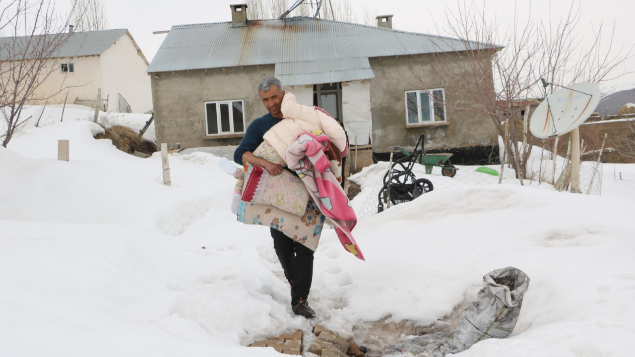 Eşi evi terk etti, tek odalı evde 4 çocuğuna hem annelik hem babalık yapıyor