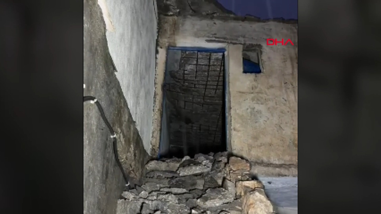 Mardin’de iki katlı evin bir bölümü çöktü