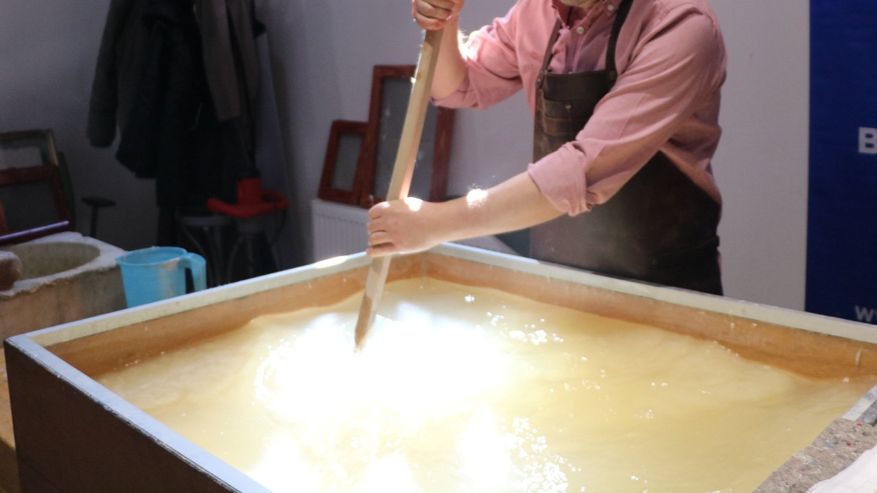 300 yıllık konakta 2 bin yıllık yöntemle kağıt üretiliyor