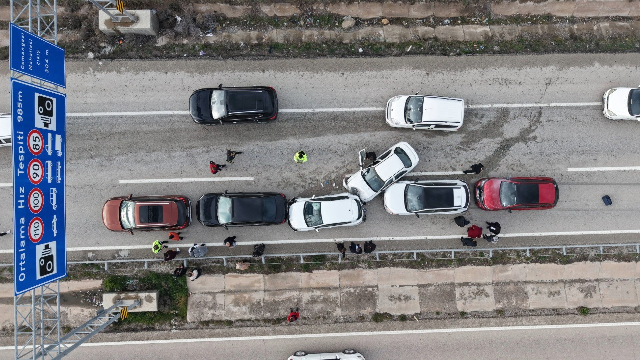Bayram dönüşü zincirleme kaza: Anne ve iki çocuğu yaralandı