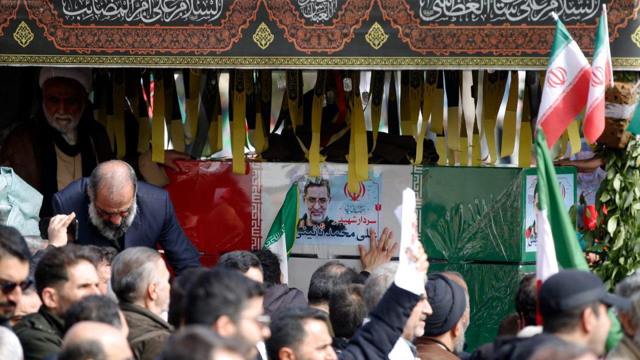 İran'da kritik ismi on binler uğurladı
