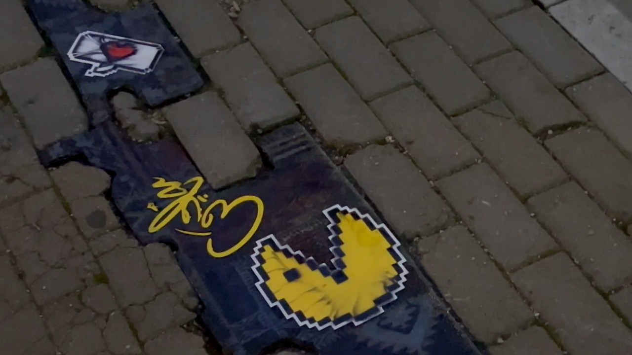 Kırık kaldırım taşlarını heykele dönüştürüyor