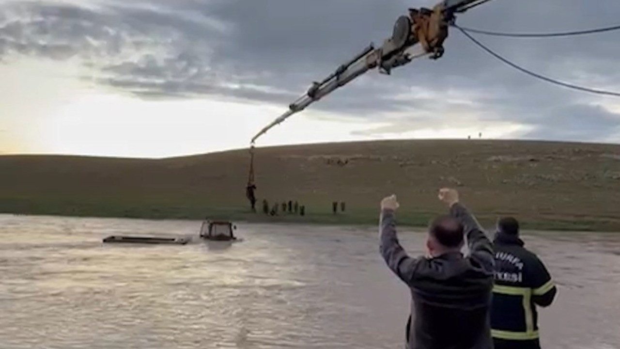 Mahsur kalan sürücü vinçle kurtarıldı