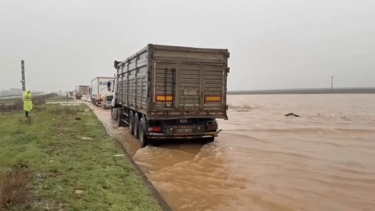 Nusaybin'de yollar göle döndü, evleri su bastı