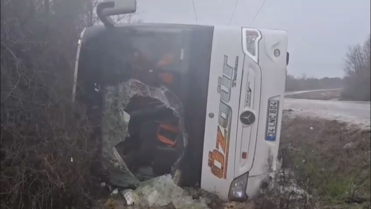 Polisleri taşıyan otobüs devrildi: Yaralılar var