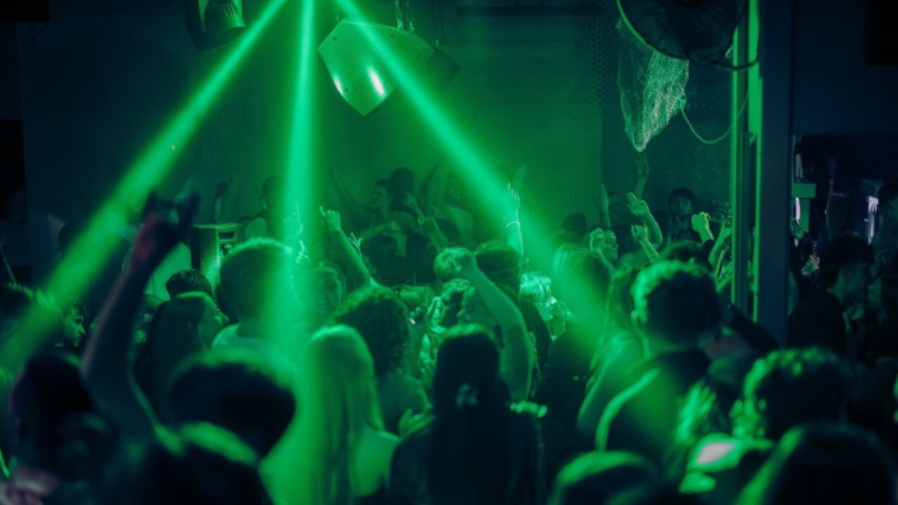 'Süper bulaştırıcı' parti: Ülkeyi sarsan salgın bu kulüpte başladı