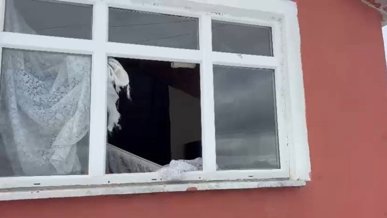 Ayılar ikinci kattaki eve camdan girdi