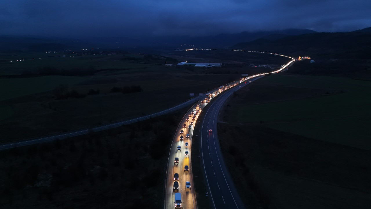 Bayram dönüşü çilesi: 30 kilometre kuyruk oluştu