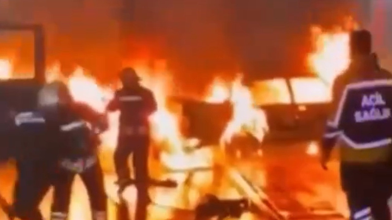 Çarpışan iki otomobil alev topuna döndü