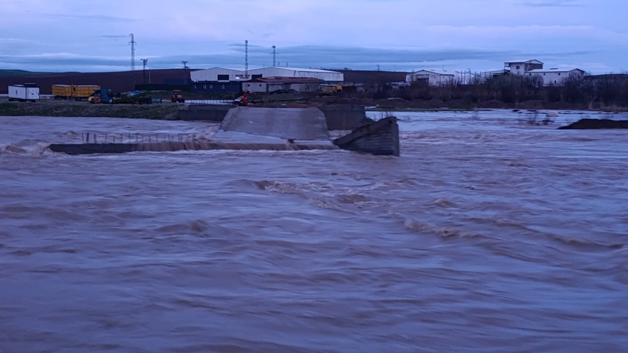 Debi yükseldi, köprü yıkıldı
