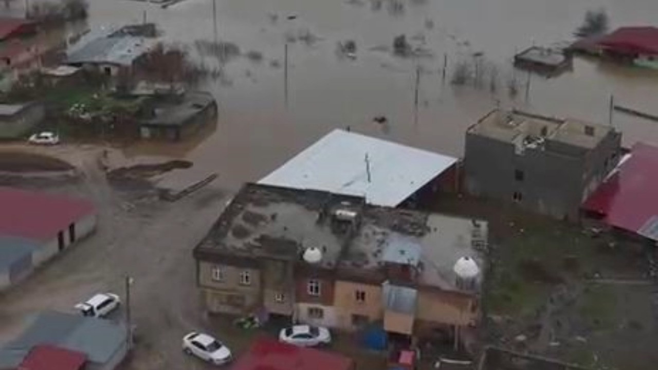 Dereler taştı, mahalle su altında kaldı