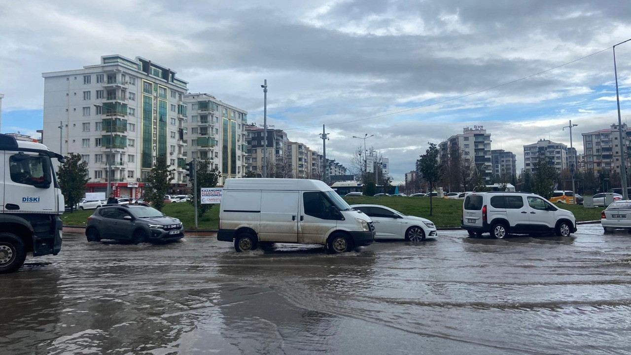 Diyarbakır’da sağanak sele neden oldu