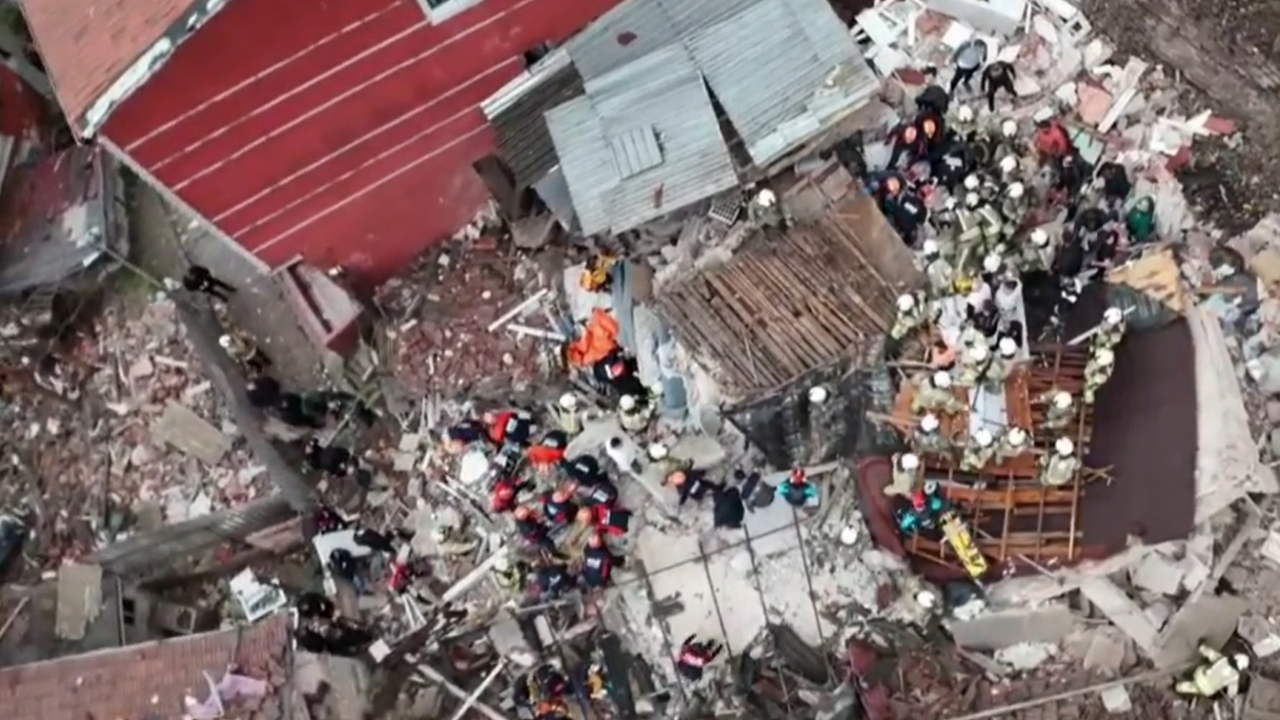 Fatih'te bitişik binalar çöktü