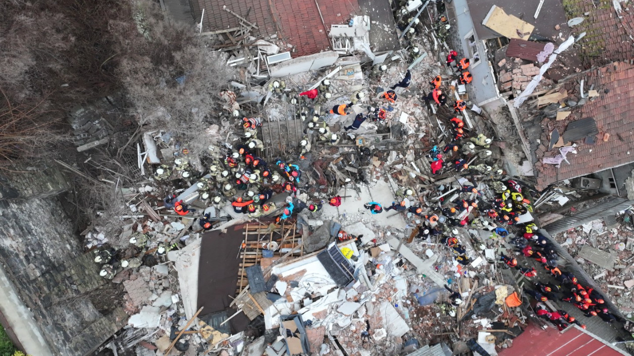 Fatih'te bitişik binalar çöktü: Bir kişi yaşamını yitirdi