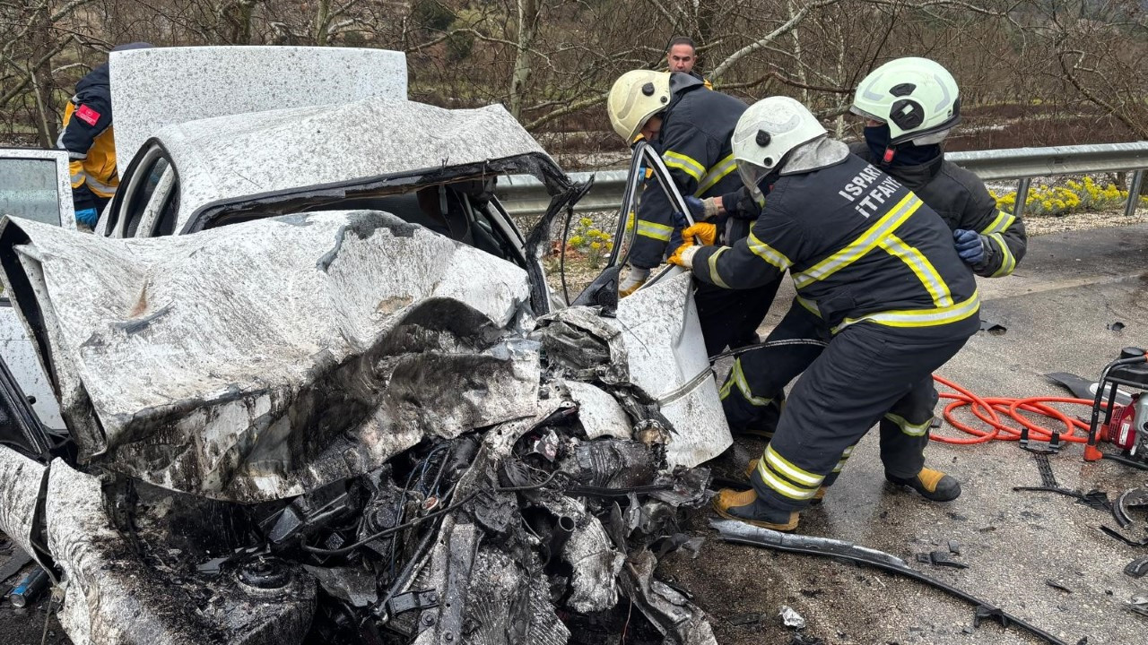 Feci kaza: Araçtan sağ çıkamadılar