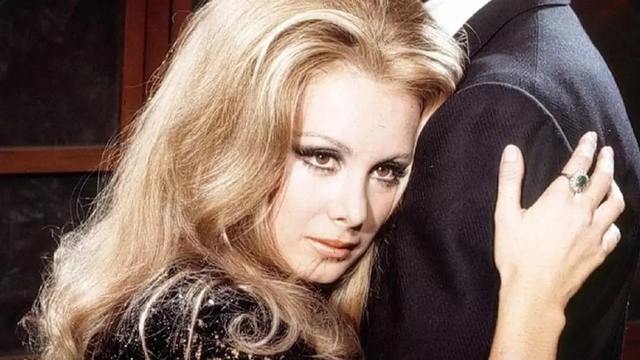 Filiz Akın vefatının 1. yılında duygusal paylaşımlarla anıldı