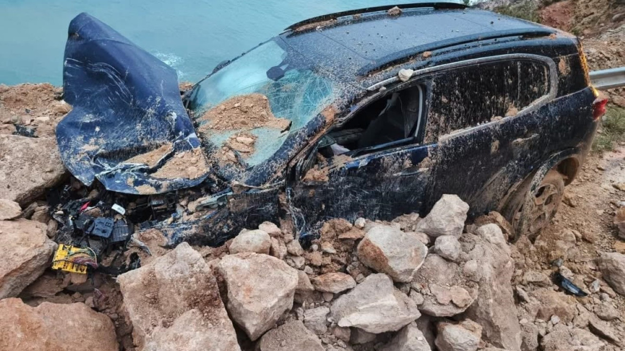 Kayaların altında kaldı