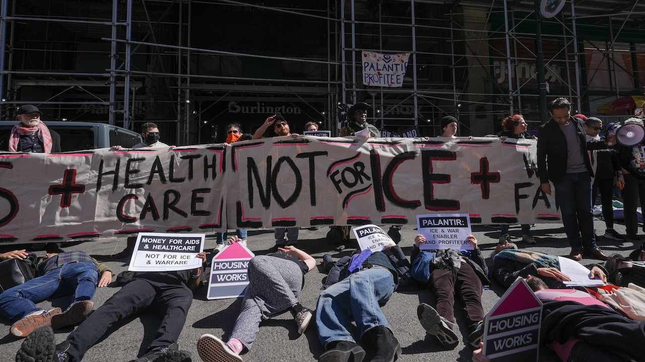 Palantir önünde eylemcilerden "ölü taklidi" eylemi