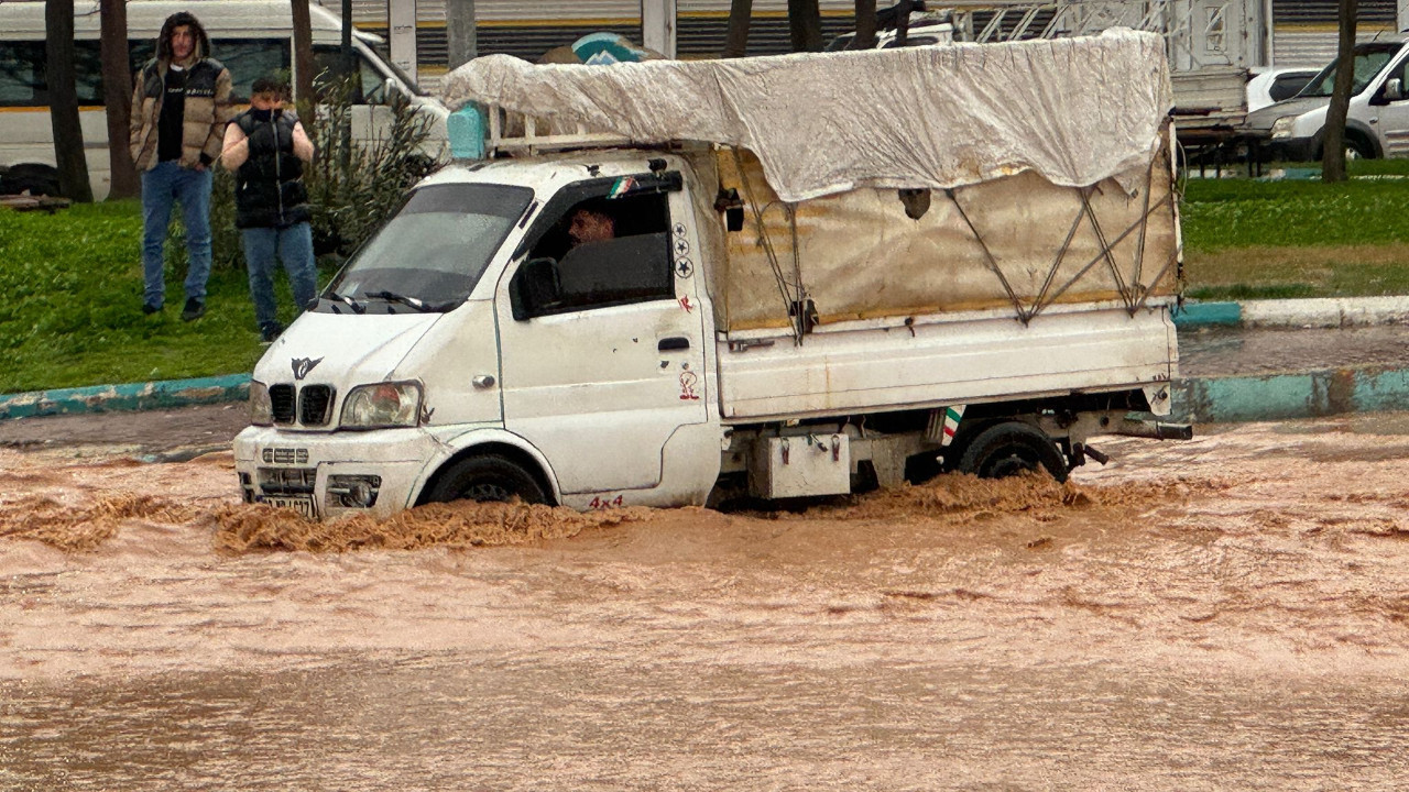 Sağanak vurdu, okullar tatil edildi