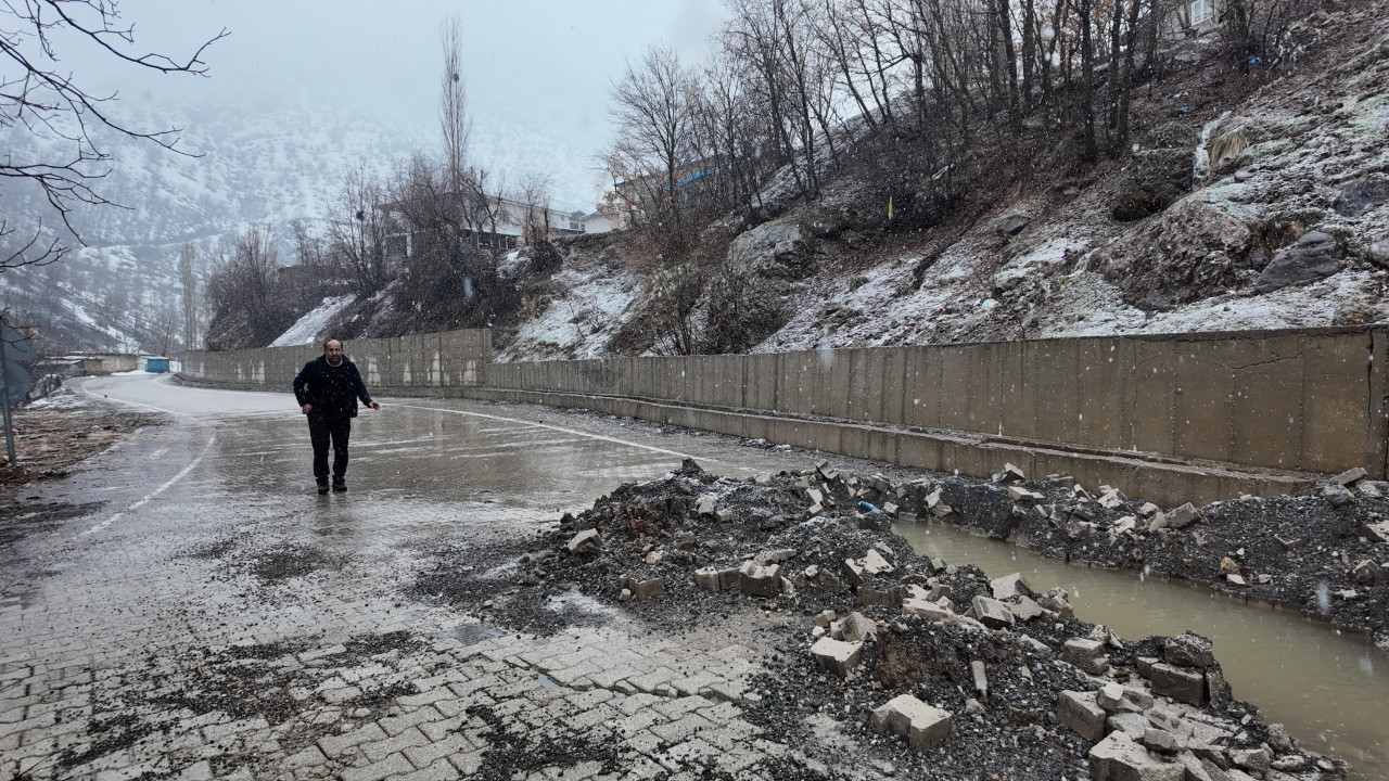 Sağanak yağış sonrası köy çöktü