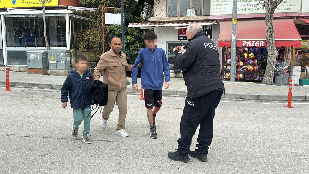 Yoldaki iki genci bıçaklayıp teslim oldu