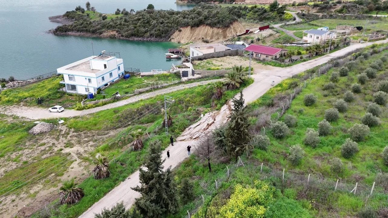 Adana’da heyelan yolu çökertti trafik durduruldu