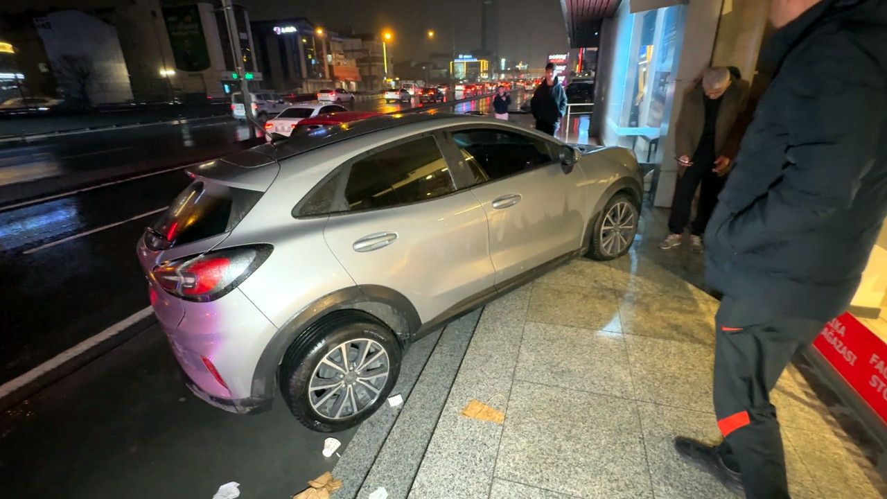 Avcılar’da otomobil kaldırıma çıktı: 14 yaşındaki çocuğa çarptı