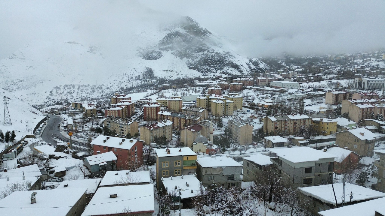 Hakkari’de 82 yerleşim yerinin yolu ulaşıma kapandı