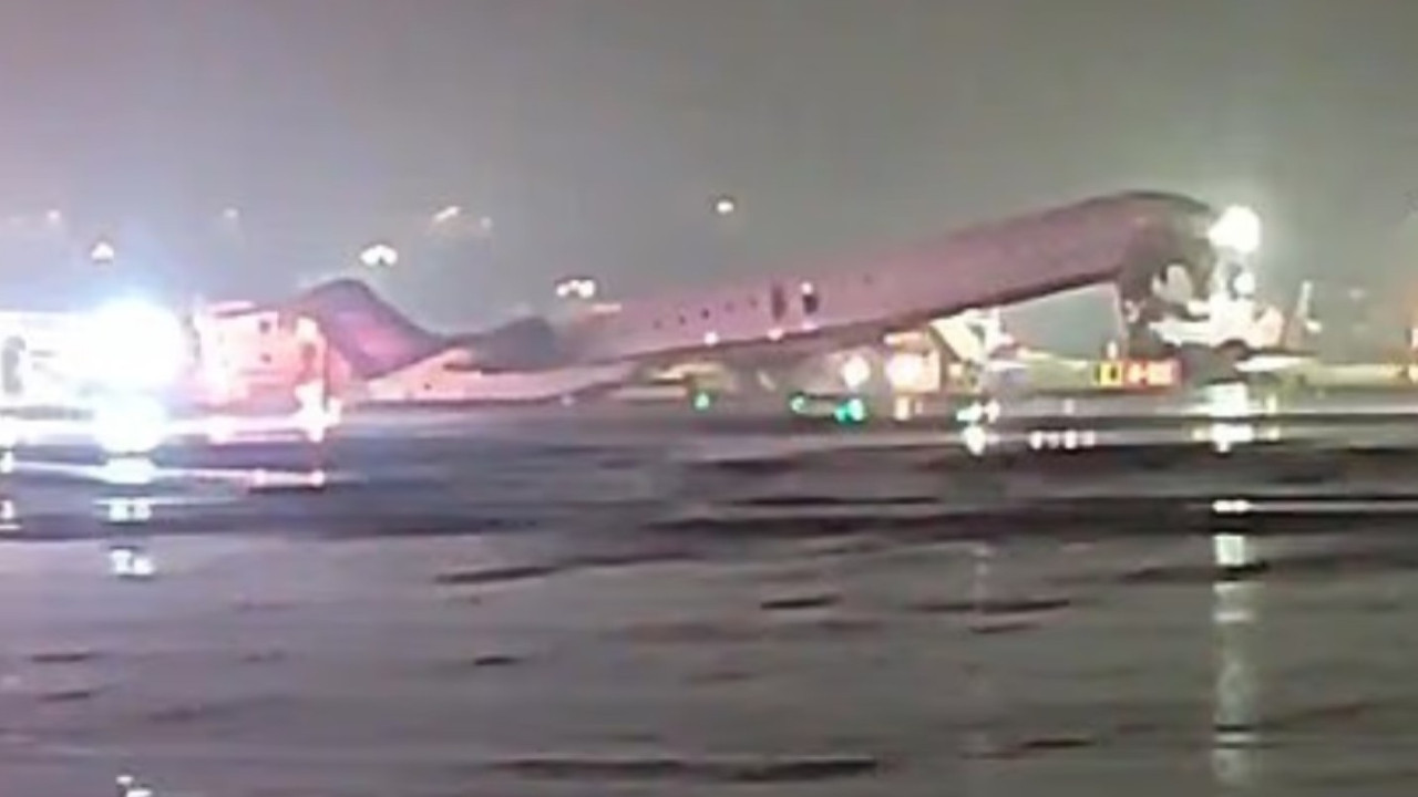 İniş yapan uçak yer aracına çarptı: Yaralılar var