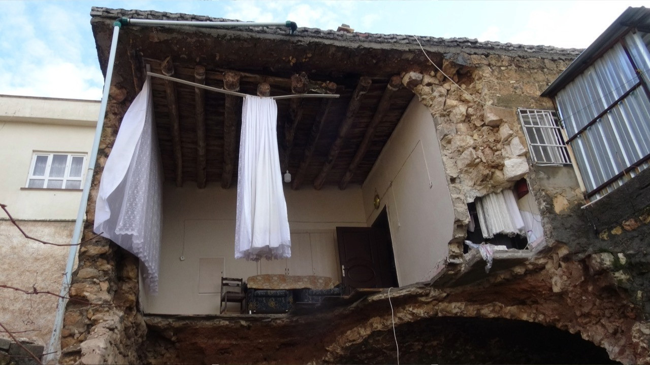 Sağanak yağışlara dayanamayan ev çöktü