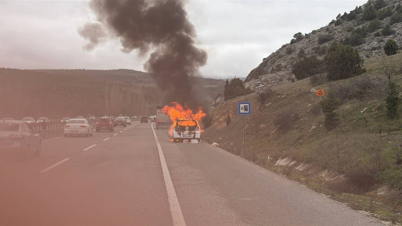 Seyir halindeki araç alev topuna döndü