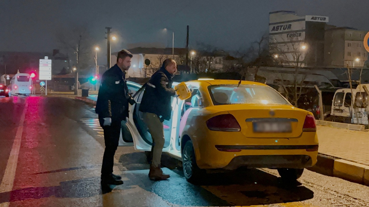 Takside dehşet: Şoförü omzundan bıçakladı