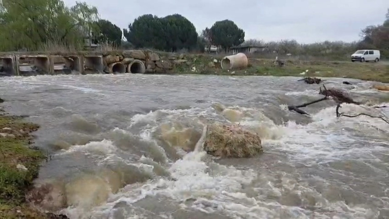 Yağışlar rekor kırdı, kuruyan dere coştu